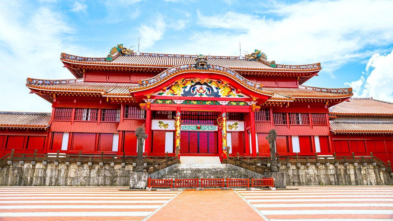 A resort destination with fine sand beaches, gentle sea breeze, azure sky, and shimmering seawater [Okinawa]